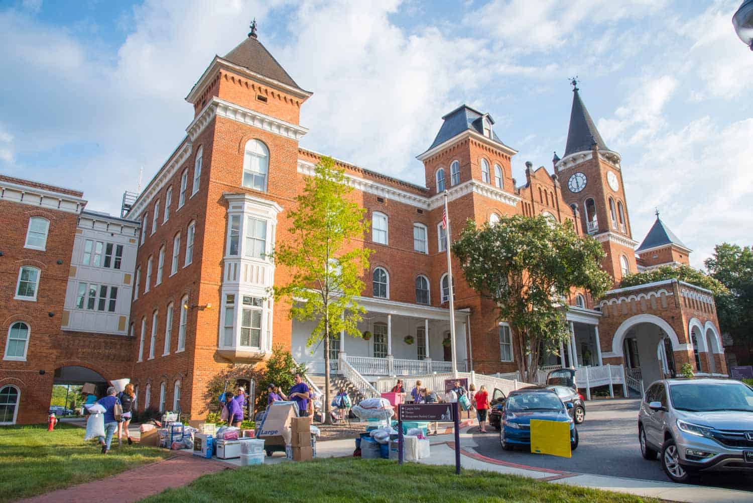 Converse faculty and staff help first-year students unload their belongings in front of Wilson Hall during move-in day.